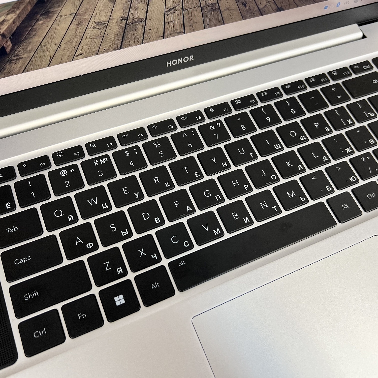 клавиатура ноутбука honor с гравировкой русских букв, сделано в Бастет Лазер