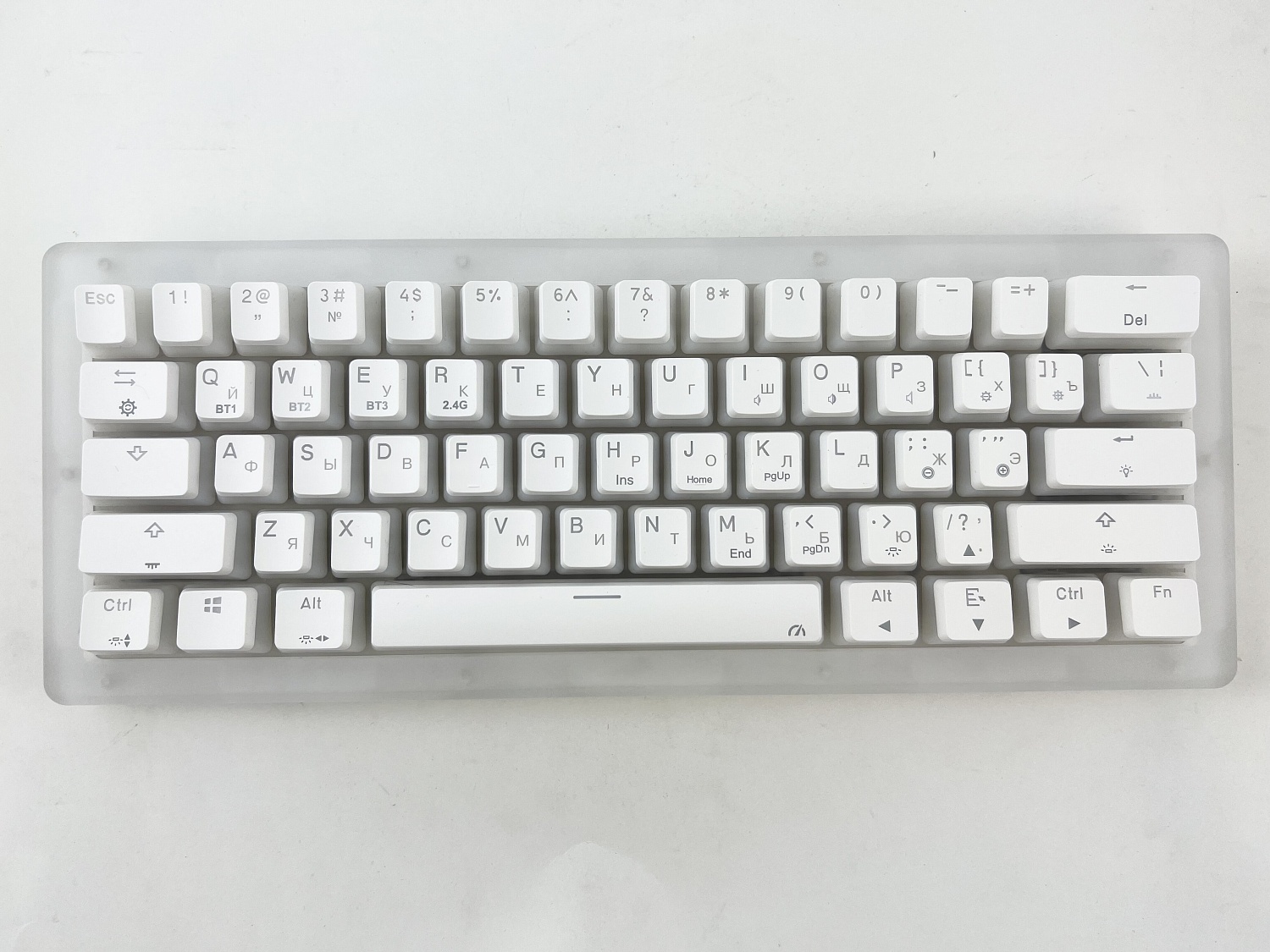 клавиатура белая с гравировкой русских букв, сделано в Бастет Лазер