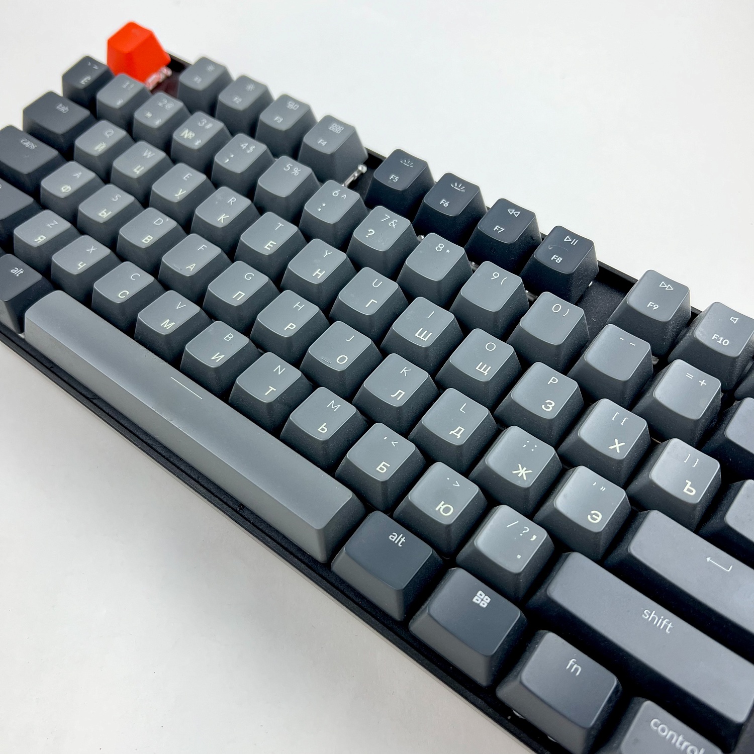 клавиатура redragon с гравировкой русских букв, сделано в Бастет Лазер
